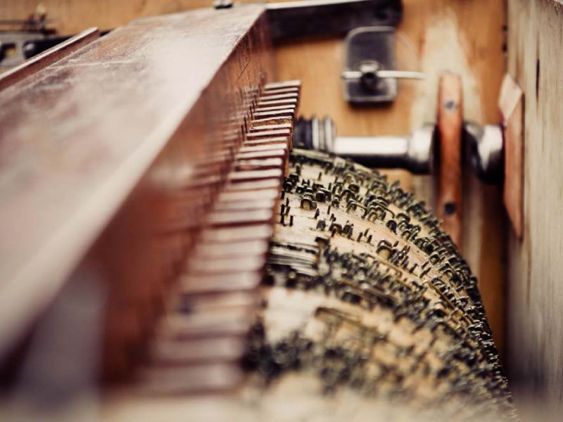 Detalle del cilindro de pernos de un organillo, donde se graba la música