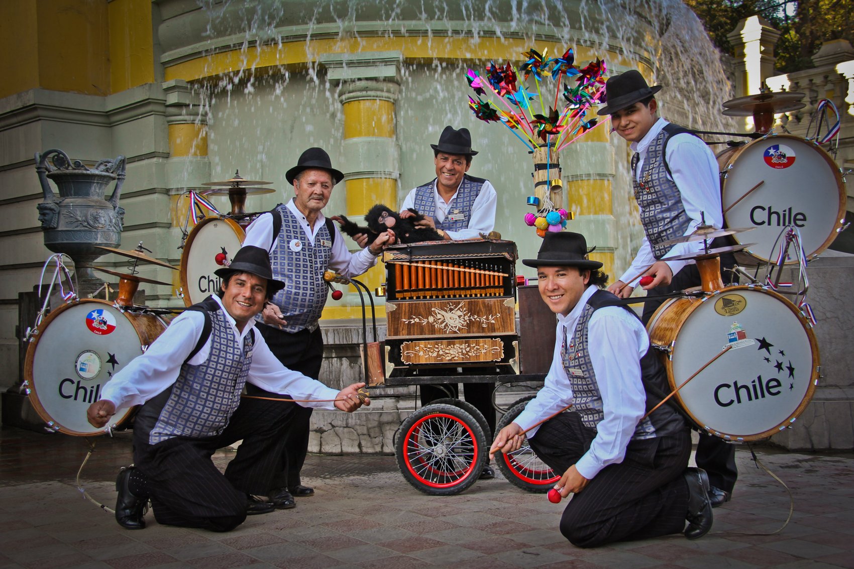 La familia Lizana con su organillo y los bombos chinchineros