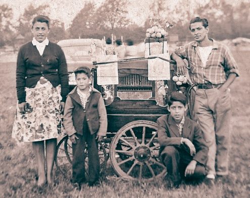 Familia Lizana junto a un organillo de carro, años 50