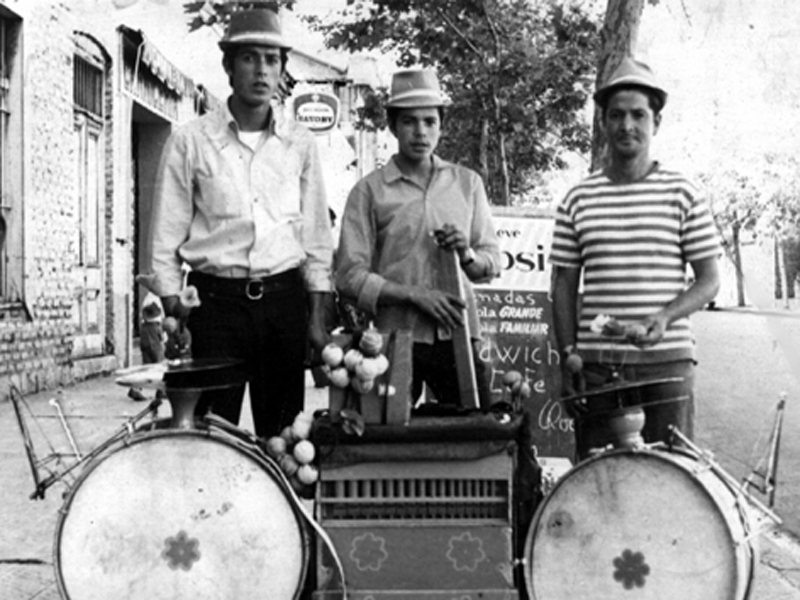 Trío de organilleros y chinchineros con sus organillos y bombos, registro histórico
