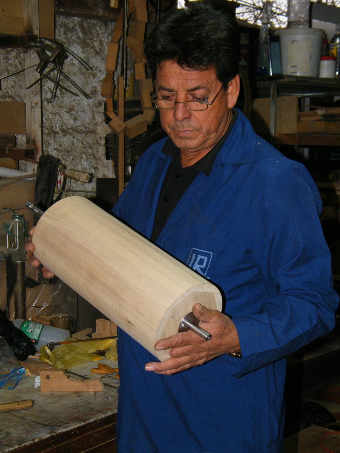 Un cilindro de madera recién fabricado para un organillo