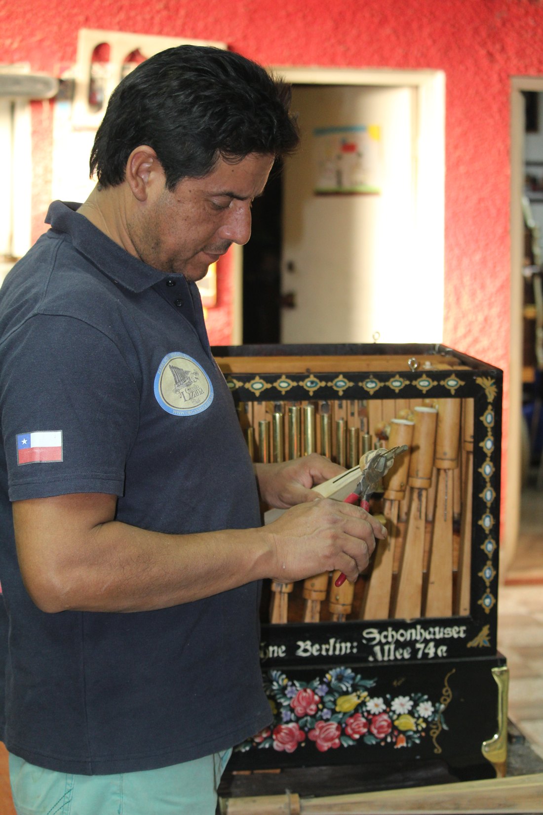 Manuel Lizana Hidalgo afinando un organillo Bacigalupo en el taller