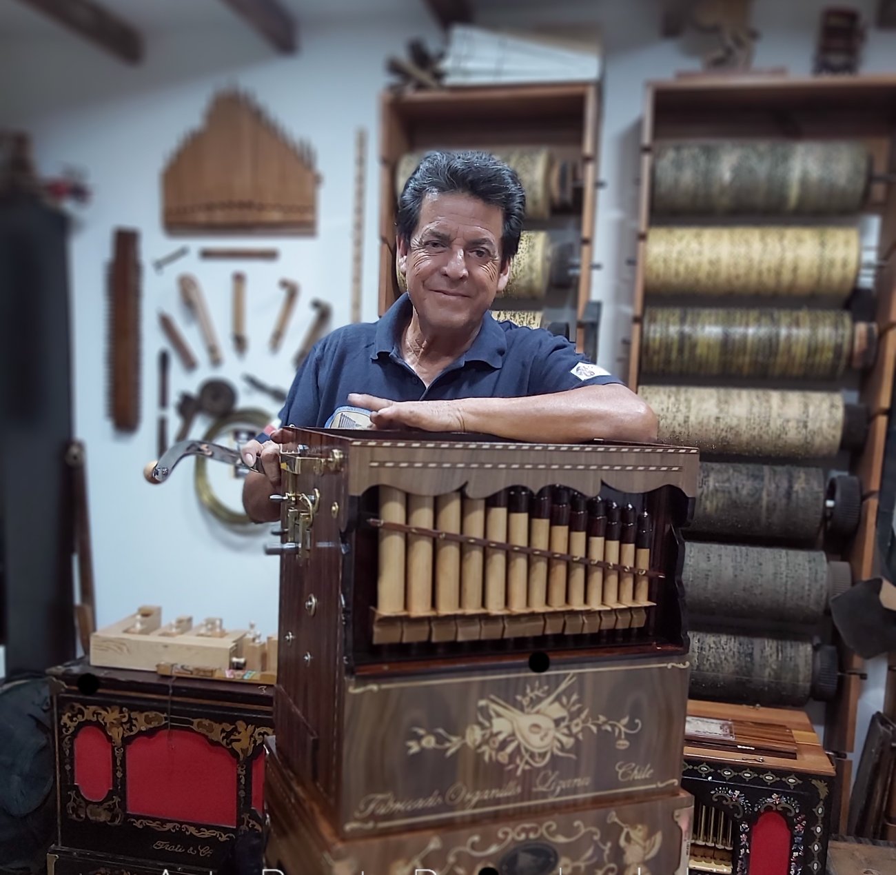 Manuel Lizana Quezada, fundador y Maestro Organero, en su taller