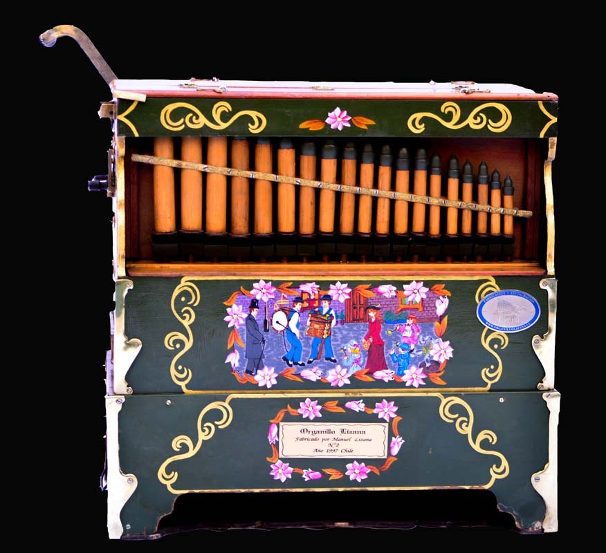 Organillo restaurado con marquetería dorada