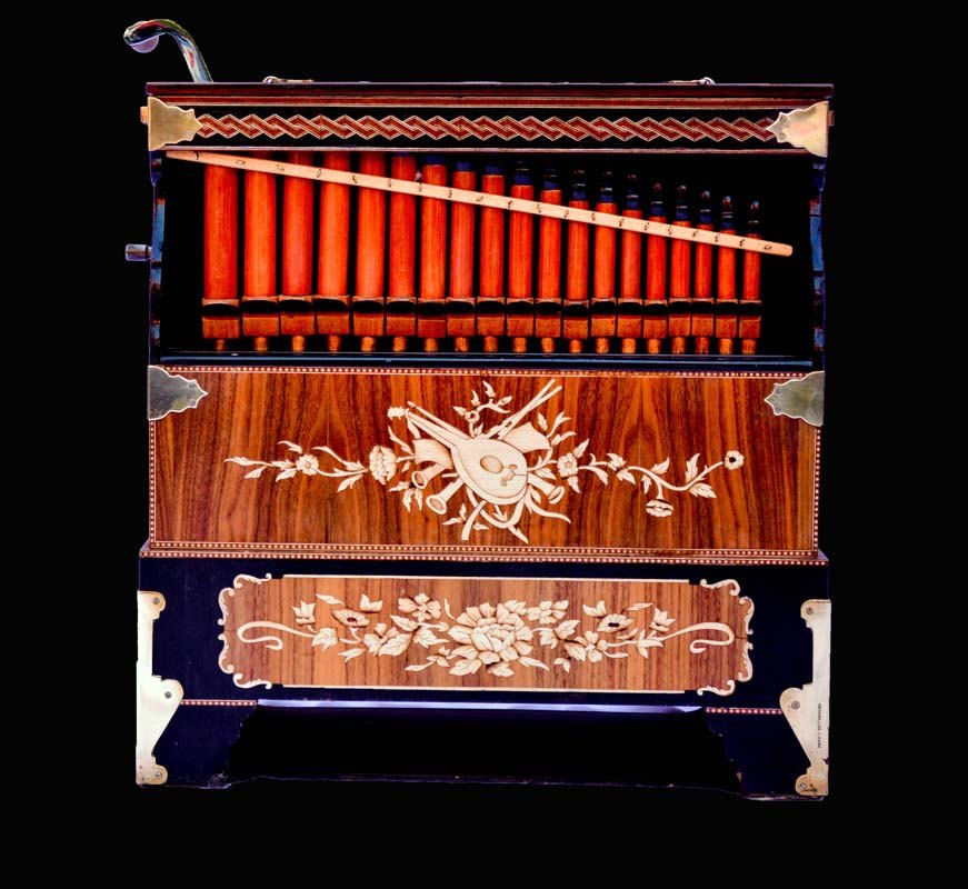 Organillo de cilindro con decoración tallada