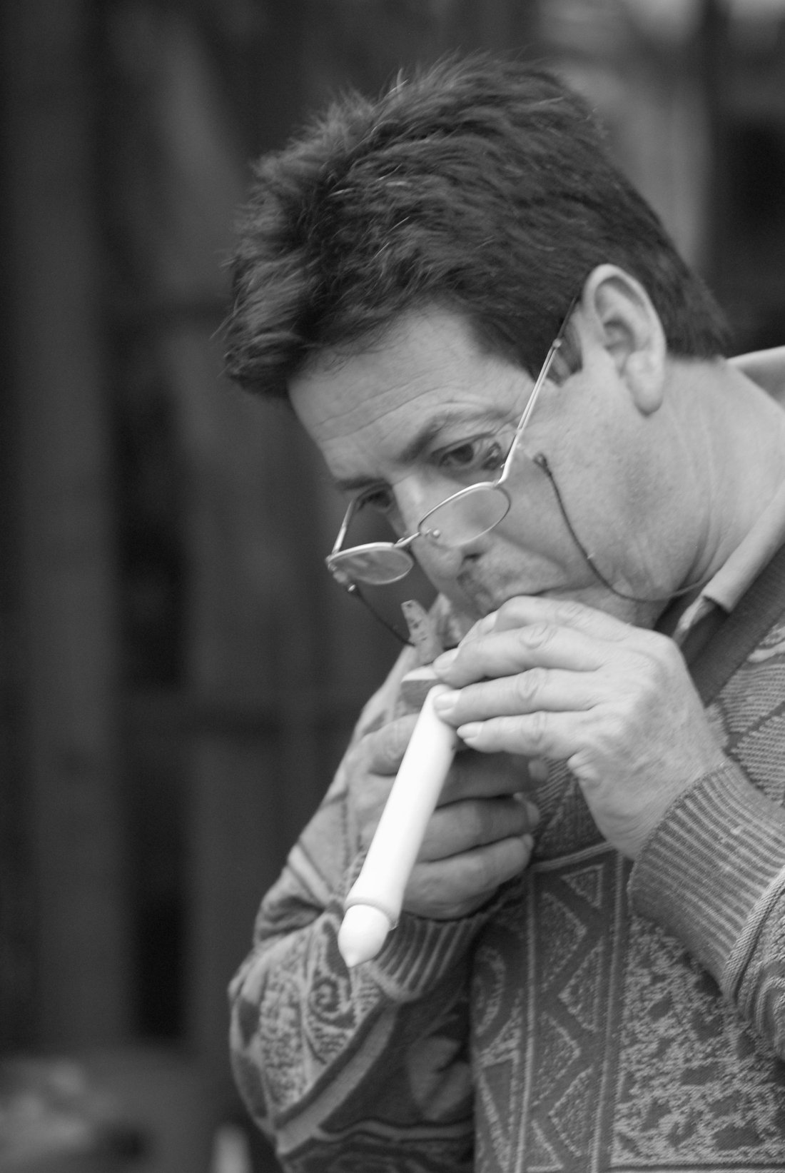 Afinación de un pito de madera, primer plano en el taller
