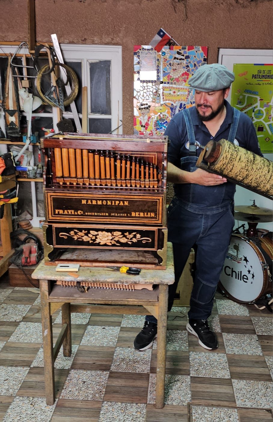 Héctor Lizana Hidalgo en el taller, con un cilindro de organillo
